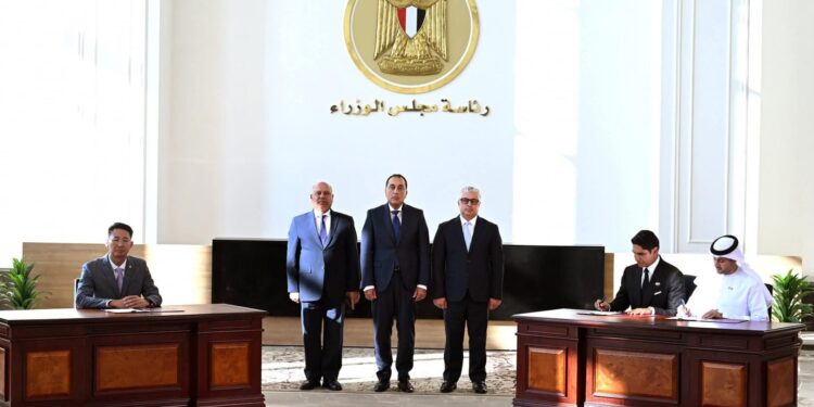 باستثمارات 220 مليون دولار..  رئيس الوزراء يشهد توقيع عقد مشروع «أتوم سولار مصر» لإقامة مجمع صناعي لإنتاج الخلايا والألواح الشمسية بـ «اقتصادية قناة السويس»