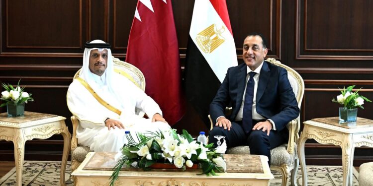 رئيس الوزراء يلتقي نظيره القطري لبحث مجالات التعاون المشترك