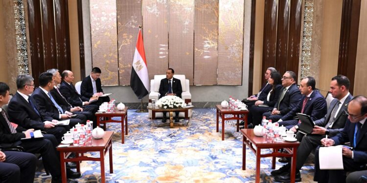 في قمة «منظمة شنغهاي للتعاون بلس»: رئيس الوزراء يلتقي رئيس شركة CNCEC الصينية للبتروكيماويات