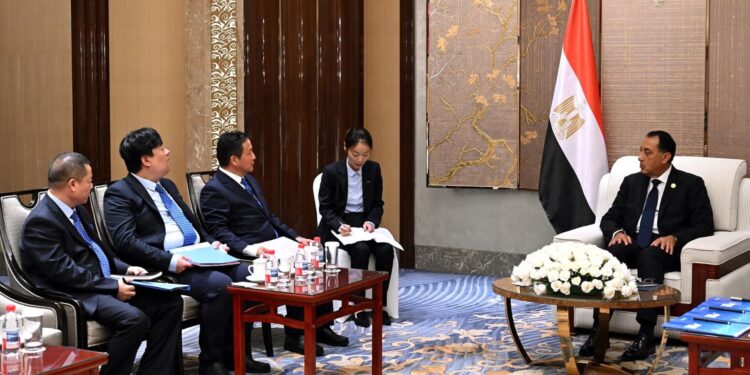 رئيس الوزراء يلتقي رئيس شركة TBEA الصينية المتخصصة في هندسة الطاقة وتصنيع المعدات الكهربائية