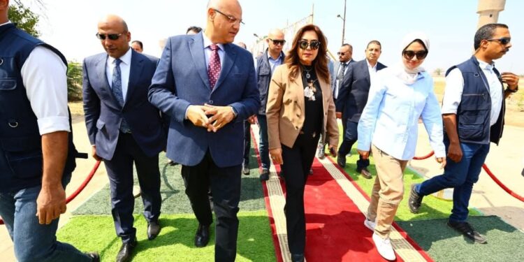 بعد توقفه لعدة سنوات: وزيرة التنمية المحلية ومحافظ القليوبية يشهدان بدء إنتاج مشروع الـ 30 مليون بيضة بالخانكة