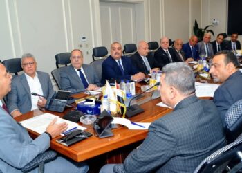 وزير التموين يجتمع مع قيادات الشركة القابضة والشركات التابعة لمتابعة توافر السلع وضبط الأسواق