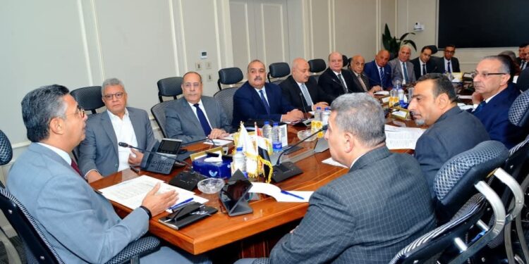 وزير التموين يجتمع مع قيادات الشركة القابضة والشركات التابعة لمتابعة توافر السلع وضبط الأسواق