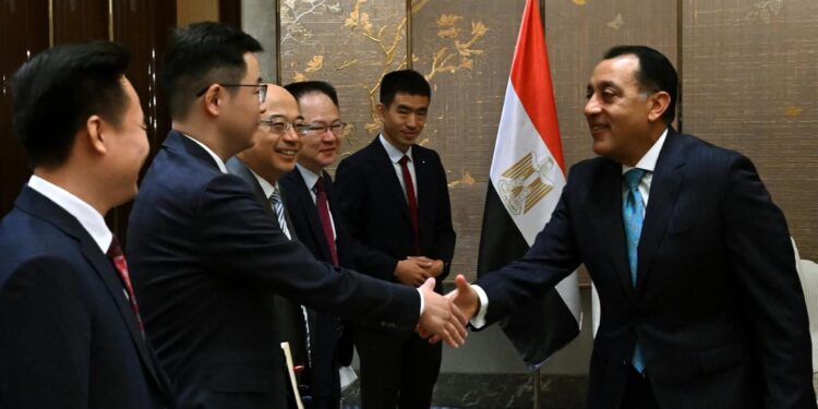 رئيس الوزراء يلتقي رئيس مجلس إدارة شركة «تيدا» الصينية القابضة