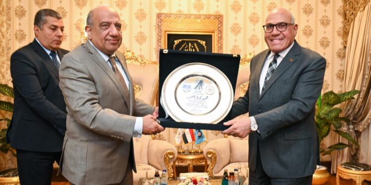 وزير الكهرباء ورئيس الهيئة العربية للتصنيع يشهدان افتتاح خط إنتاج أبراج كهرباء الجهد العالي والفائق بمصنع الطائرات