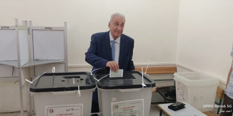 أمين عام حزب الجبهة يدلي بصوته في انتخابات الشيوخ.. ويؤكد: صوتك خنجر في صدر الجماعات الإرهابية