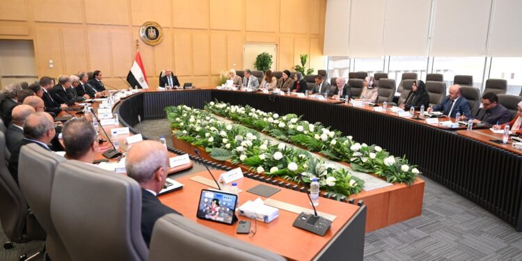 وزير الصناعة يبحث مع مصنّعي الحديد وشركات السيارات آليات توطين صناعة صاج السيارات