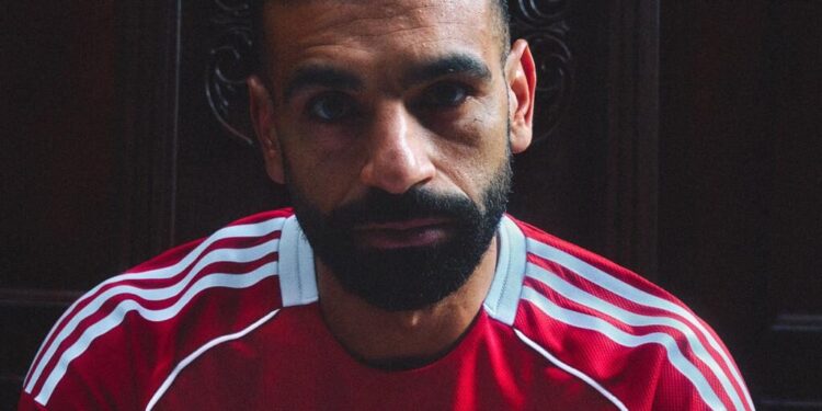 أديداس ونادي ليفربول يطلقان القمصان الأساسية والاحتياطية الجديدة لموسم 2026/2025