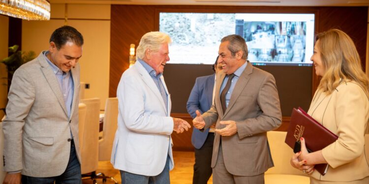 الفنان حسين فهمي يعلن عن تعاون فني لتوثيق المشروعات الثقافية بالعاصمة الإدارية الجديدة بالتعاون مع شركة Strike Media