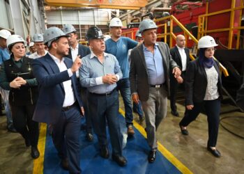 وزير الصناعة يتفقد 6 مصانع متخصصة في درفلة وجلفنة وطلاء ألواح الصلب وإنتاج النسيج بالعاشر من رمضان