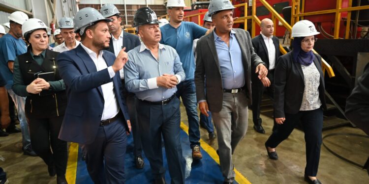 وزير الصناعة يتفقد 6 مصانع متخصصة في درفلة وجلفنة وطلاء ألواح الصلب وإنتاج النسيج بالعاشر من رمضان