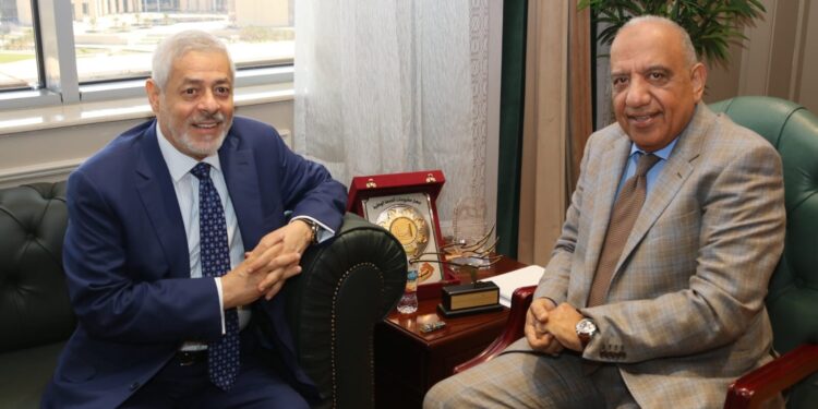 وزير الكهرباء يبحث مع شركة AMEA POWER الإماراتية زيادة التعاون فى مجالات الطاقة المتجددة والتوسع فى محطات تخزين الطاقة