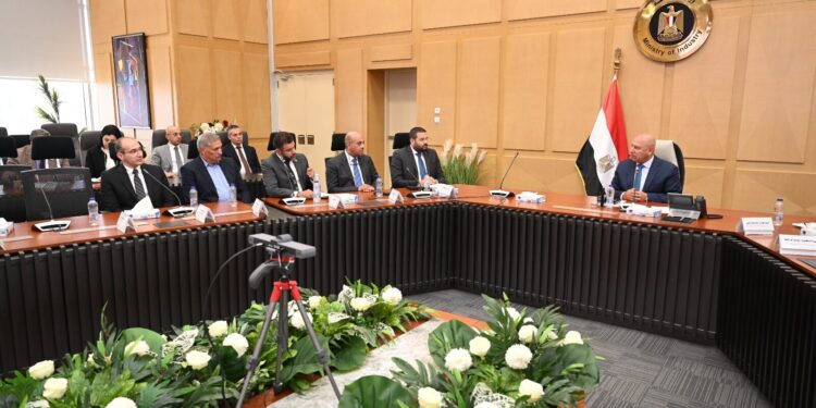 وزير الصناعة يعقد اجتماعًا موسعًا مع كبار مصنعي مكونات السيارات لتوطين الصناعة وتحقيق التشبيك والتكامل الصناعي