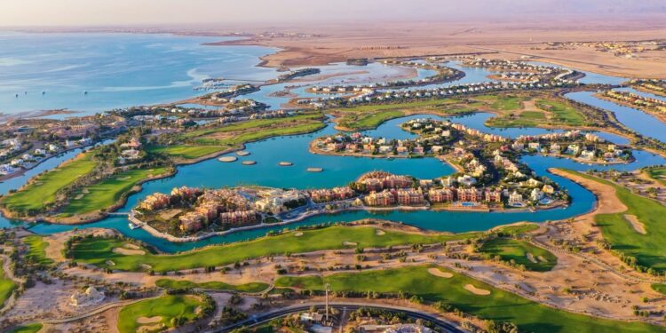 الجونة تحتفل بالذكرى الخامسة والثلاثين لتأسيسها وسط إقبال متزايد من المستثمرين وأصحاب المنازل