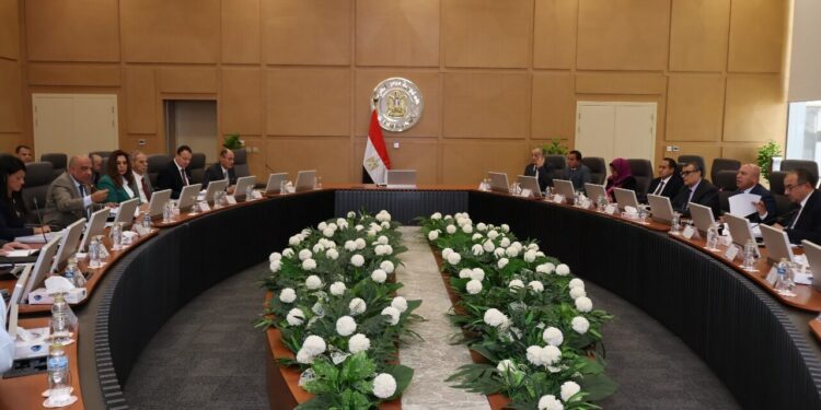 المجلس الأعلى للطاقة يناقش توفير “الطاقة” اللازمة ورفع القدرة لعدد 14 مشروعا صناعيا وخطوط إنتاج جديدة.