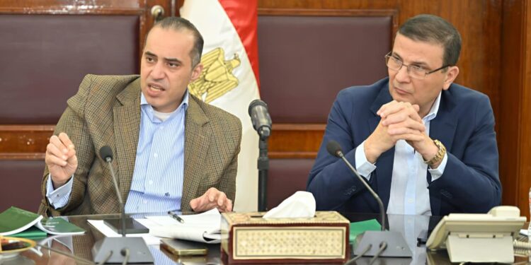 في أولى جلسات الحوار المجتمعي حول التعاونيات .. وزيرا الزراعة والشئون النيابية يؤكدان على دور الجمعيات التعاونية في النهوض بالمنظومة الزراعية المصرية