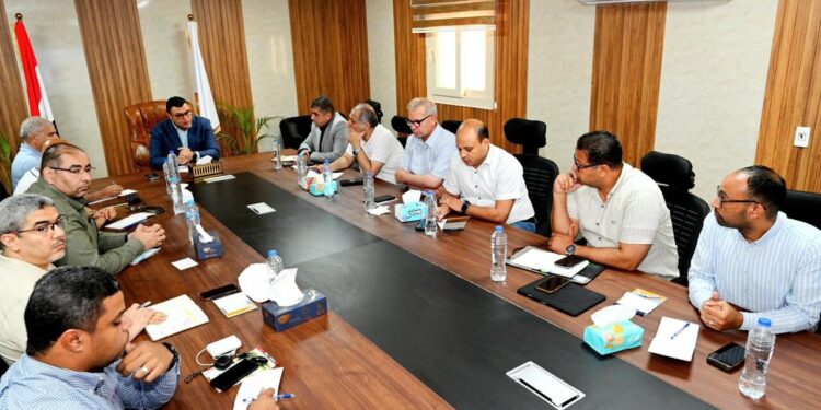 وزير الإسكان يستهل جولته اليوم بعقد اجتماع لمتابعة موقف تنفيذ المشروعات التنموية بالساحل الشمالى الغربي