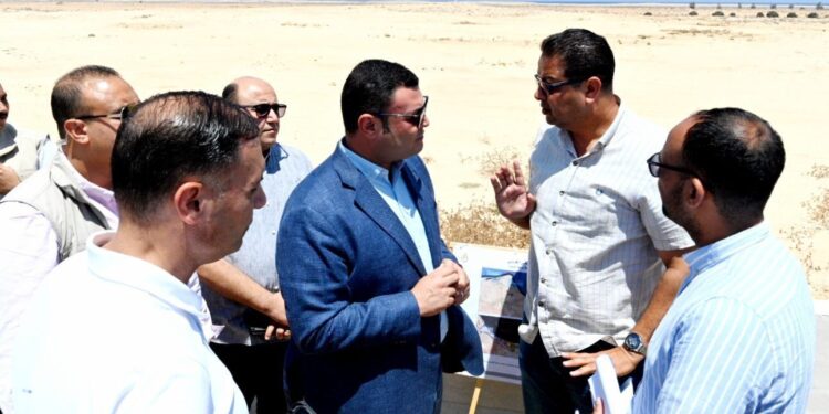 وزير الإسكان يتفقد مشروعات المرحلة العاجلة للأراضي البديلة بمنطقة «شمس الحكمة» ويتابع مخطط تنمية منطقة غرب رأس الحكمة