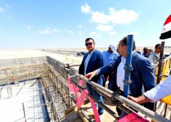 وزير الإسكان يتفقد مشروع إنشاء محطة لتحلية المياه وكومباوند مزارين بمدينة العلمين الجديدة