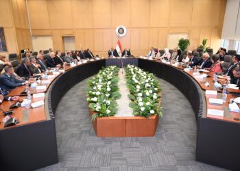 وزير الصناعة يبحث مع مصنعي الأسمنت حجم الإنتاج بالمصانع ومدى الانخفاض في أسعار الأسمنت خلال الفترة الماضية