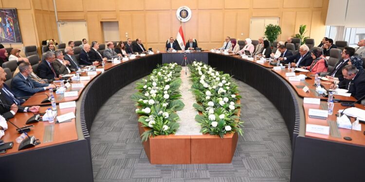 وزير الصناعة يبحث مع مصنعي الأسمنت حجم الإنتاج بالمصانع ومدى الانخفاض في أسعار الأسمنت خلال الفترة الماضية