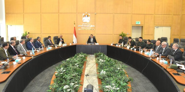 وزير الإسكان يعقد اجتماعًا مع مسئولى الهيئة الهندسية للقوات المسلحة لبحث التعاون بشأن عدد من الملفات