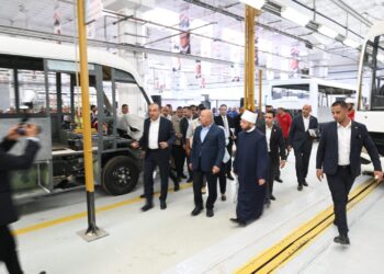 وزير الصناعة والنقل ووزراء قطاع الأعمال العام والعمل والأوقاف يتفقدون مصانع شركة النصر للسيارات بحلوان