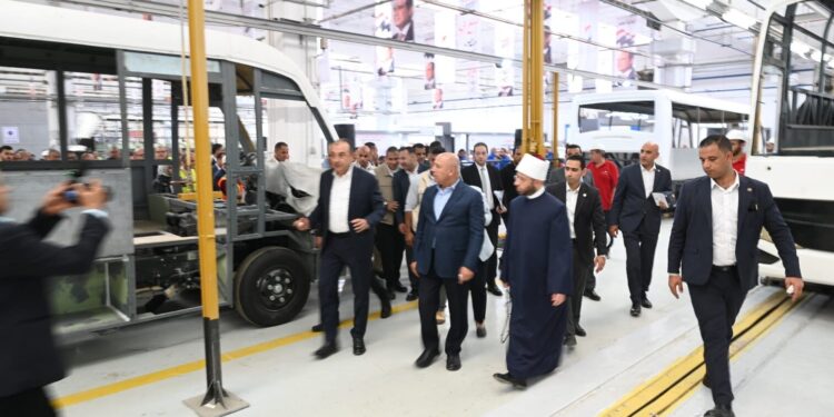 وزير الصناعة والنقل ووزراء قطاع الأعمال العام والعمل والأوقاف يتفقدون مصانع شركة النصر للسيارات بحلوان