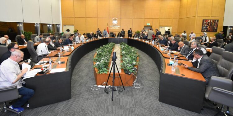 وزير الإسكان يعقد اجتماعه الدوري مع أعضاء البرلمان بمجلسيه النواب والشيوخ