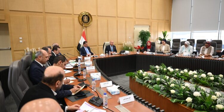 وزير الصناعة والنقل ووزير الزراعة واستصلاح الأراضي يبحثان التوسع في تصنيع الزبيب وتوطين صناعة الكتان لتعزيز الصناعات الوطنية وتعظيم القيمة المضافة