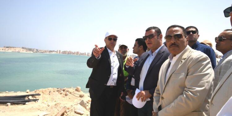 وزير الإسكان ومحافظ مطروح يتفقدان مشروع إحلال وتجديد كوبري روميل بالمحافظة