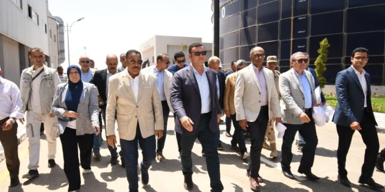 وزير الإسكان ومحافظ مطروح يتفقدان محطة تحلية مياه البحر «الرميلة 4» بطاقة 65 ألف م3/يوم