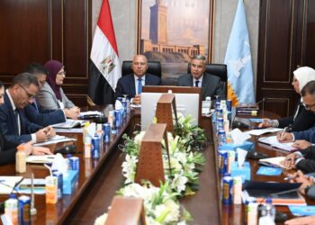 وزير الصناعة يبحث مع محافظ ومستثمري الإسكندرية التحديات التي تواجه المصنعين بالمحافظة وسبل حلها