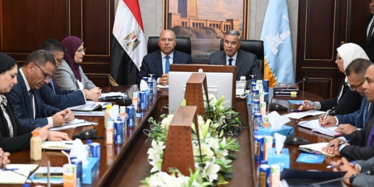 وزير الصناعة يبحث مع محافظ ومستثمري الإسكندرية التحديات التي تواجه المصنعين بالمحافظة وسبل حلها