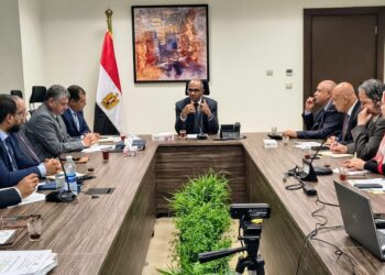 نائب وزير الإسكان يعقد اجتماعا لمناقشة الاستفادة القصوي من إنتاج مجمع محطات تحلية مياه البحر بالعين السخنة