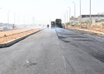 وزير الإسكان يتابع موقف تطوير الطرق والمرافق بالمناطق الصناعية بمساحة 2560 فدانا بالعاشر من رمضان