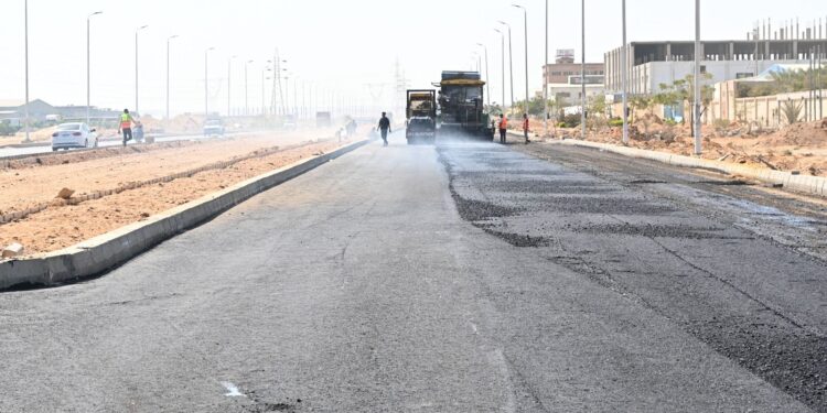 وزير الإسكان يتابع موقف تطوير الطرق والمرافق بالمناطق الصناعية بمساحة 2560 فدانا بالعاشر من رمضان