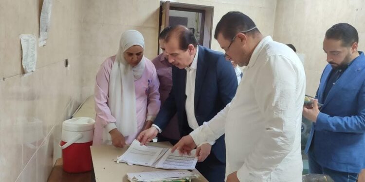نائب وزير الصحة يوجه بإحالة إدارة مستشفى أم المصريين للتحقيق بعد جولة مفاجئة تكشف قصورًا في الخدمات والنظافة