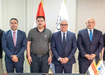 باستثمارات 8 ملايين دولار ..  اقتصادية قناة السويس توقع عقد مشروع شوانفينج الصينية للملابس الجاهزة بالقنطرة غرب