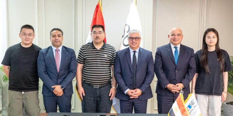 باستثمارات 8 ملايين دولار .. اقتصادية قناة السويس توقع عقد مشروع شوانفينج الصينية للملابس الجاهزة بالقنطرة غرب