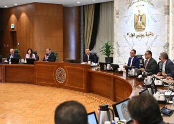 بحضور وزيري المالية والاستثمار: رئيس الوزراء يجتمع برؤساء ومسئولي المجالس التصديرية