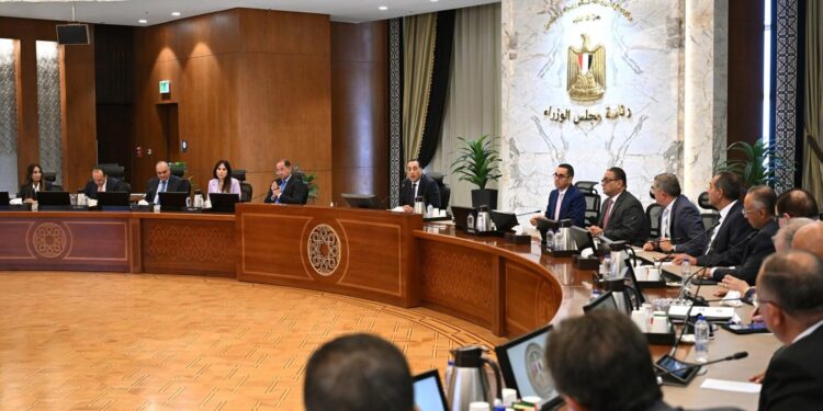 بحضور وزيري المالية والاستثمار: رئيس الوزراء يجتمع برؤساء ومسئولي المجالس التصديرية