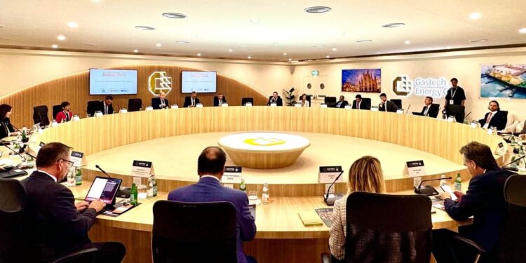 وزير البترول والثروة المعدنية يرأس المائدة المستديرة بمؤتمر Gastech لتعظيم الاستفادة من موارد الغاز المصري