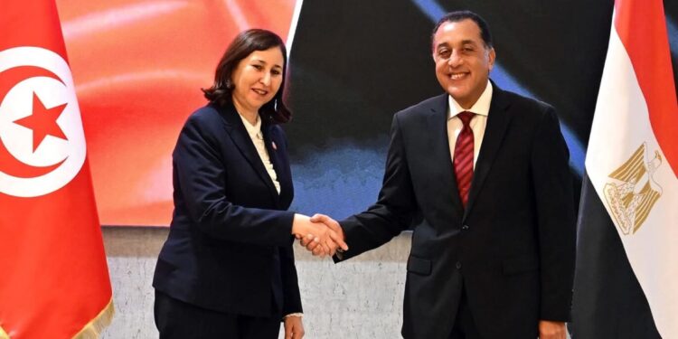 رئيسا وزراء مصر وتونس يشهدان توقيع 8 وثائق في عدد من مجالات التعاون المشترك