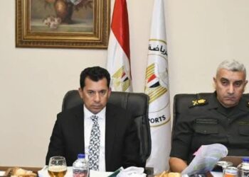 وزير الشباب والرياضة يبحث الفرص الاستثمارية وتطوير الأداء المالي والإداري لاستاد القاهرة