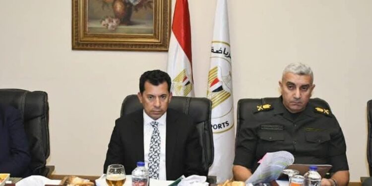 وزير الشباب والرياضة يبحث الفرص الاستثمارية وتطوير الأداء المالي والإداري لاستاد القاهرة