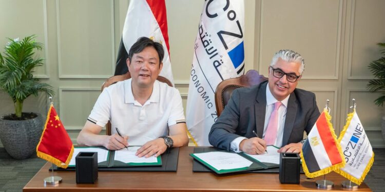 باستثمارات 10 ملايين دولار .. اقتصادية قناة السويس توقع عقد مشروع «هايان شيمي الصينية» لصناعة مواد التعبئة والتغليف والطباعة للملابس بالقنطرة غرب