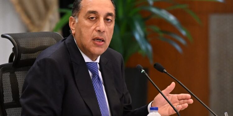 في إطار الاستعدادات لافتتاحه رسميا أول نوفمبر المقبل .. رئيس الوزراء يبدأ جولة ميدانية لتفقد المشروعات الجارية لتطوير المنطقة المحيطة بالمتحف المصري الكبير