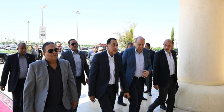 في إطار المتابعة الميدانية لاستعدادات احتفالية افتتاح المتحف المصري الكبير: رئيس الوزراء يستهل جولته بتفقد الأعمال الجارية لتطوير مطار سفنكس الدولي
