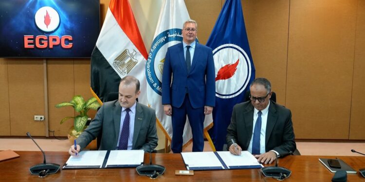 باستثمارات تزيد عن 121 مليون دولار .. «وزارة البترول» توقع 3 اتفاقيات جديدة للبحث عن البترول والغاز